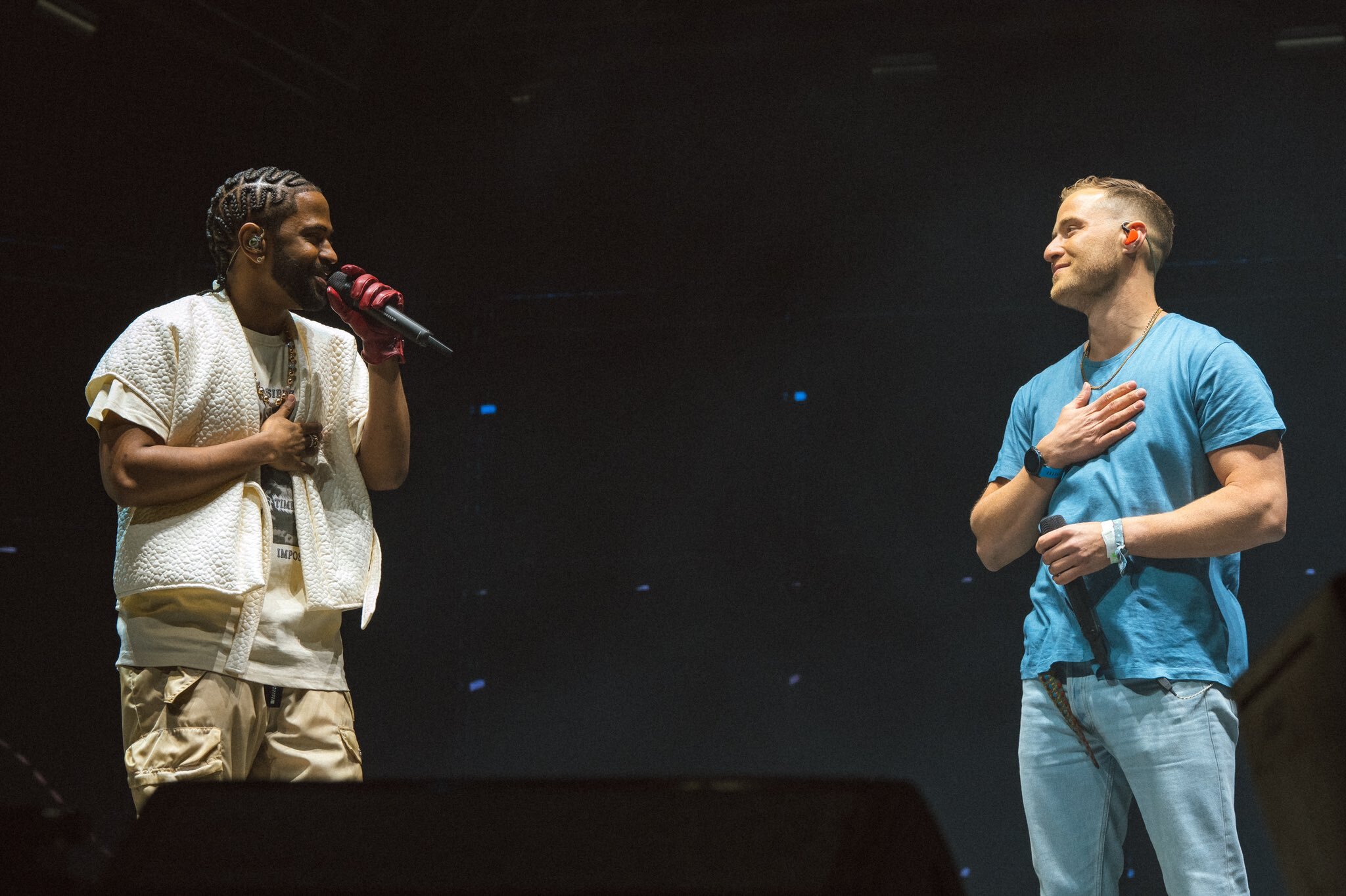 Mike Posner joins Big Sean onstage at 2022 Coachella to perform "Cooler Than Me"
 Mike Posner joins Big Sean onstage at 2022 Coachella to perform "Cooler Than Me"
