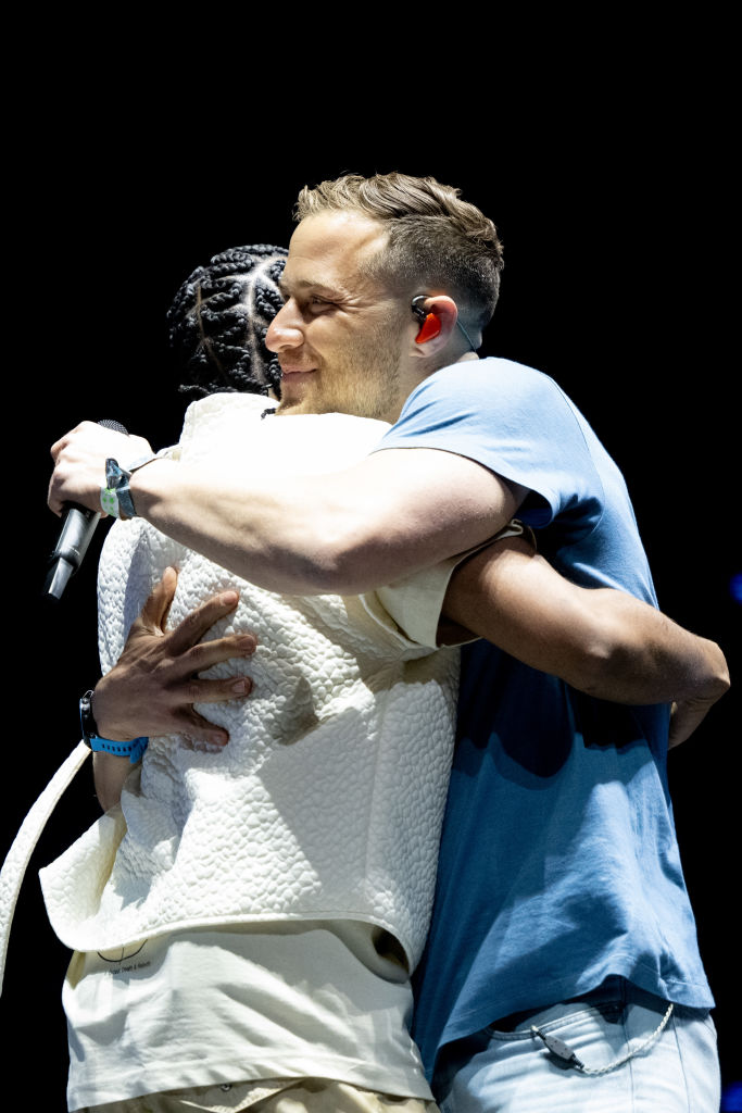Mike Posner joins Big Sean onstage at 2022 Coachella to perform "Cooler Than Me"
 Mike Posner joins Big Sean onstage at 2022 Coachella to perform "Cooler Than Me"