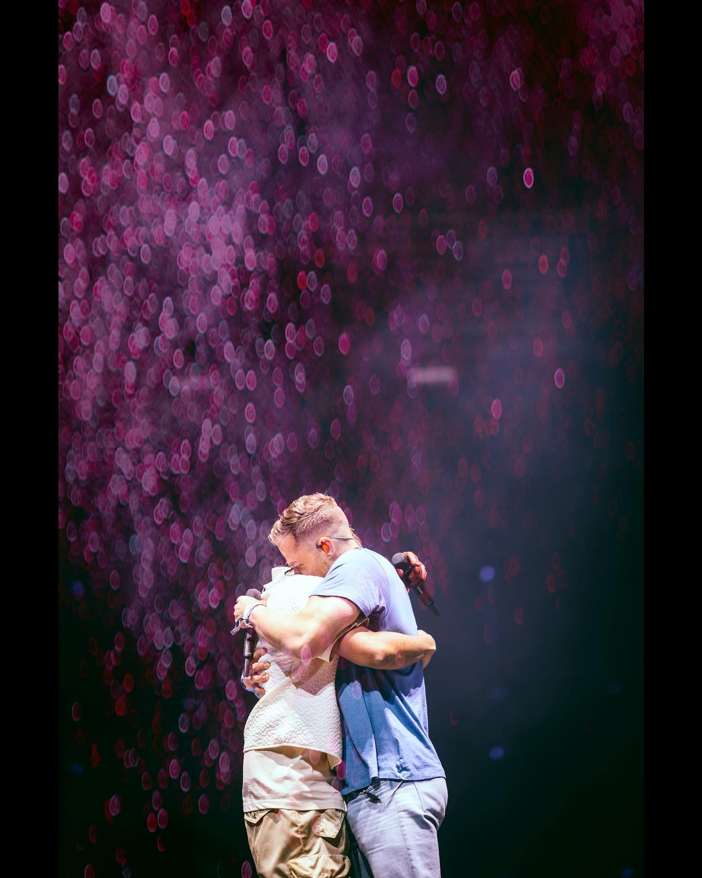 Mike Posner joins Big Sean onstage at 2022 Coachella to perform "Cooler Than Me"
 Mike Posner joins Big Sean onstage at 2022 Coachella to perform "Cooler Than Me"