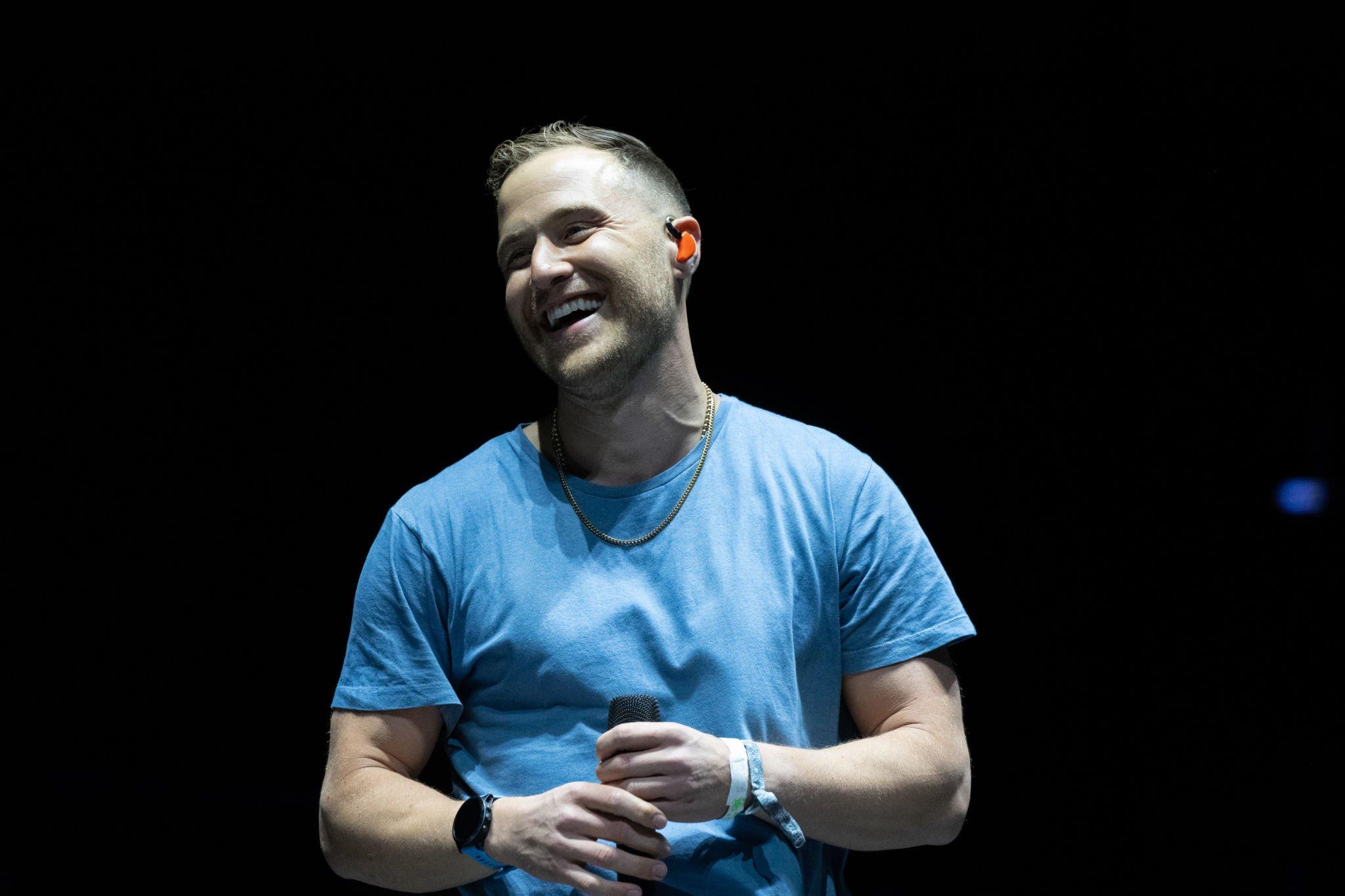 Mike Posner joins Big Sean onstage at 2022 Coachella to perform "Cooler Than Me"
 Mike Posner joins Big Sean onstage at 2022 Coachella to perform "Cooler Than Me"