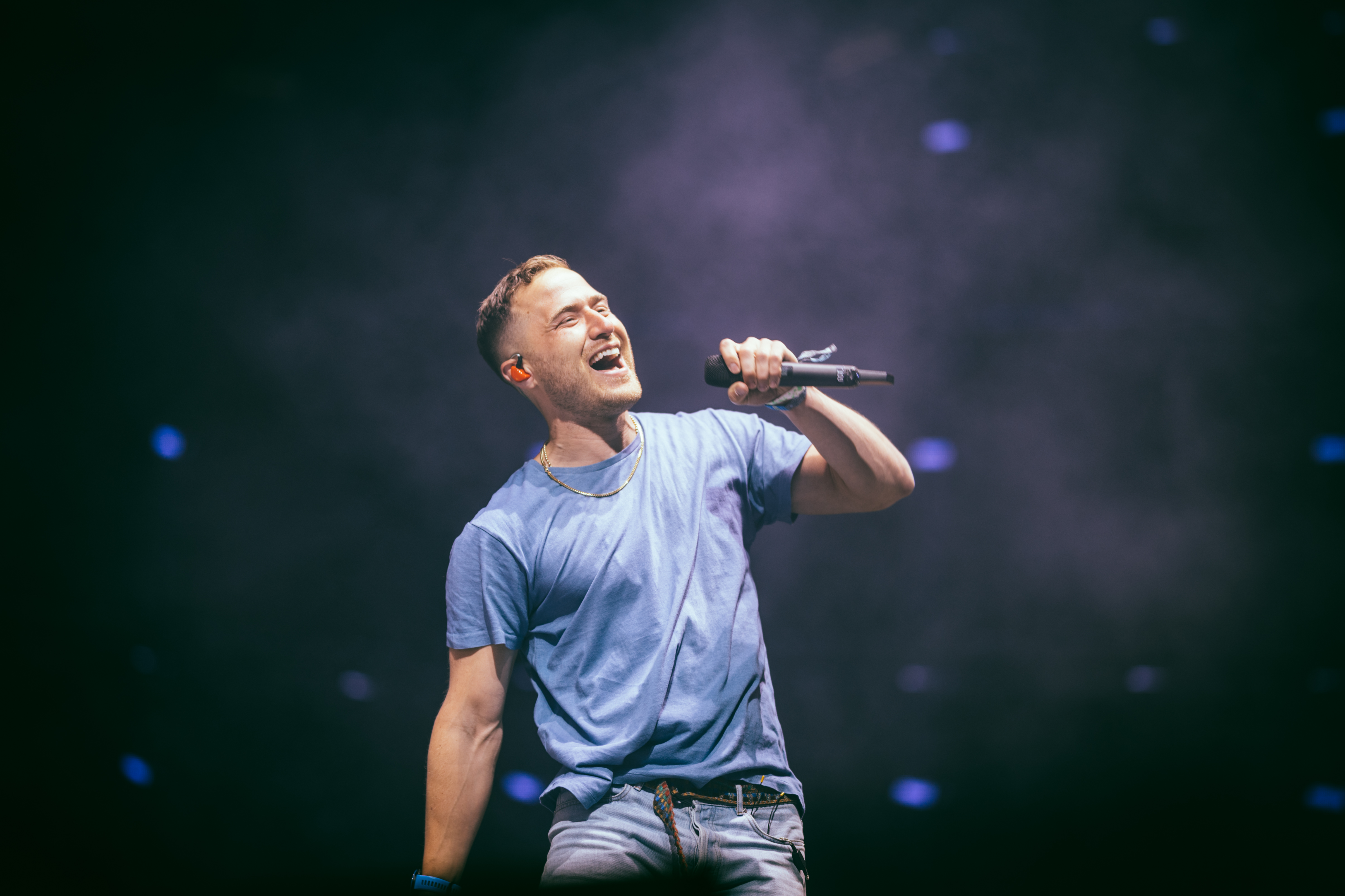 Mike Posner joins Big Sean onstage at 2022 Coachella to perform "Cooler Than Me"
 Mike Posner joins Big Sean onstage at 2022 Coachella to perform "Cooler Than Me"