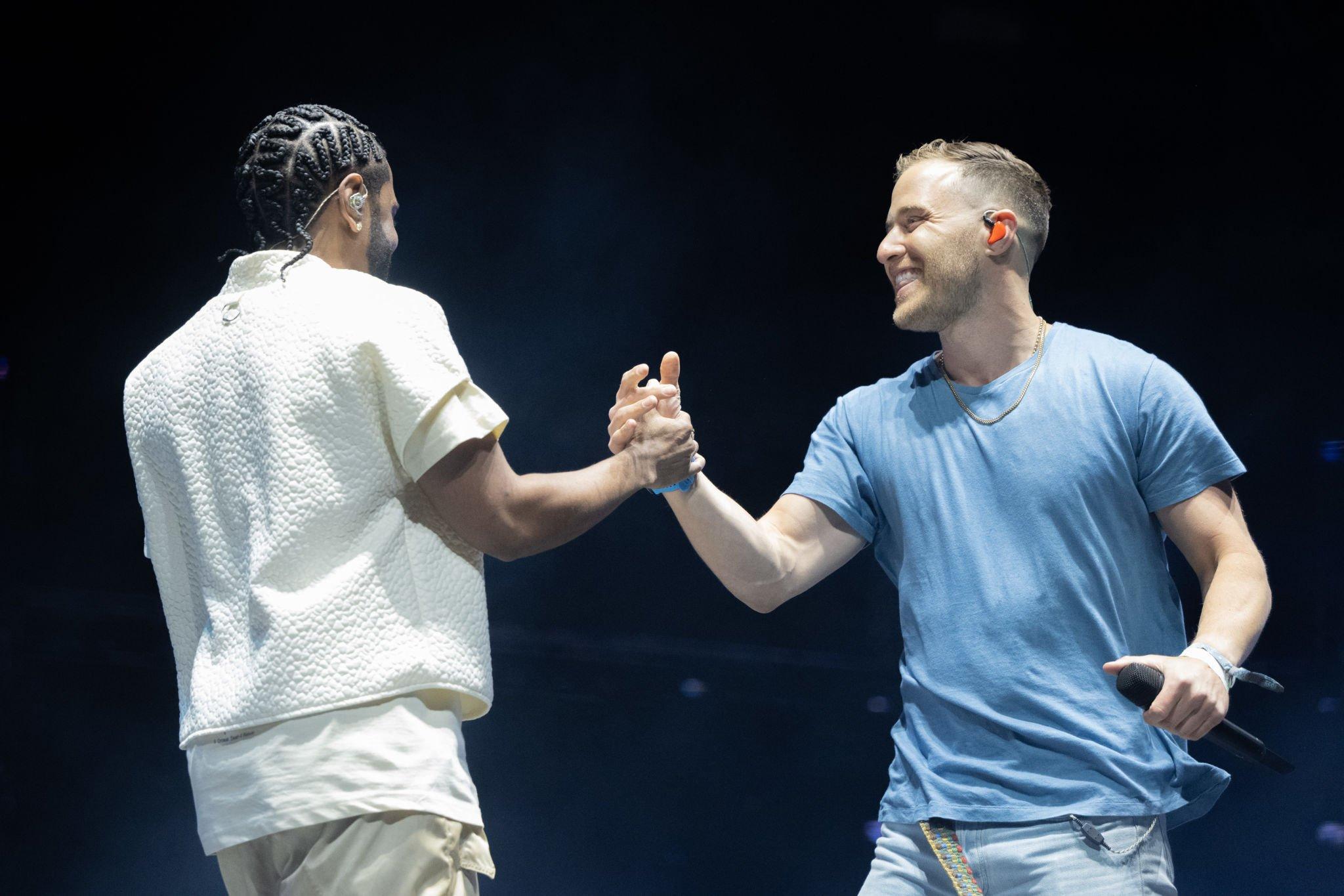 Mike Posner joins Big Sean onstage at 2022 Coachella to perform "Cooler Than Me"
 Mike Posner joins Big Sean onstage at 2022 Coachella to perform "Cooler Than Me"