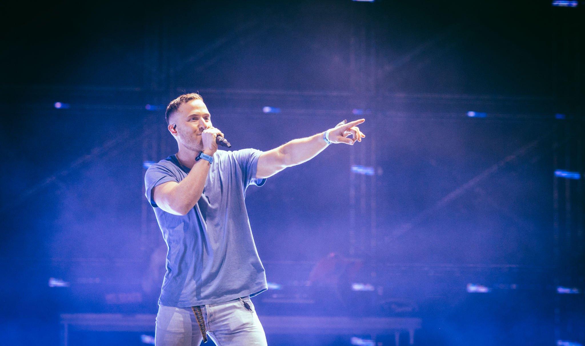 Mike Posner joins Big Sean onstage at 2022 Coachella to perform "Cooler Than Me"
 Mike Posner joins Big Sean onstage at 2022 Coachella to perform "Cooler Than Me"
