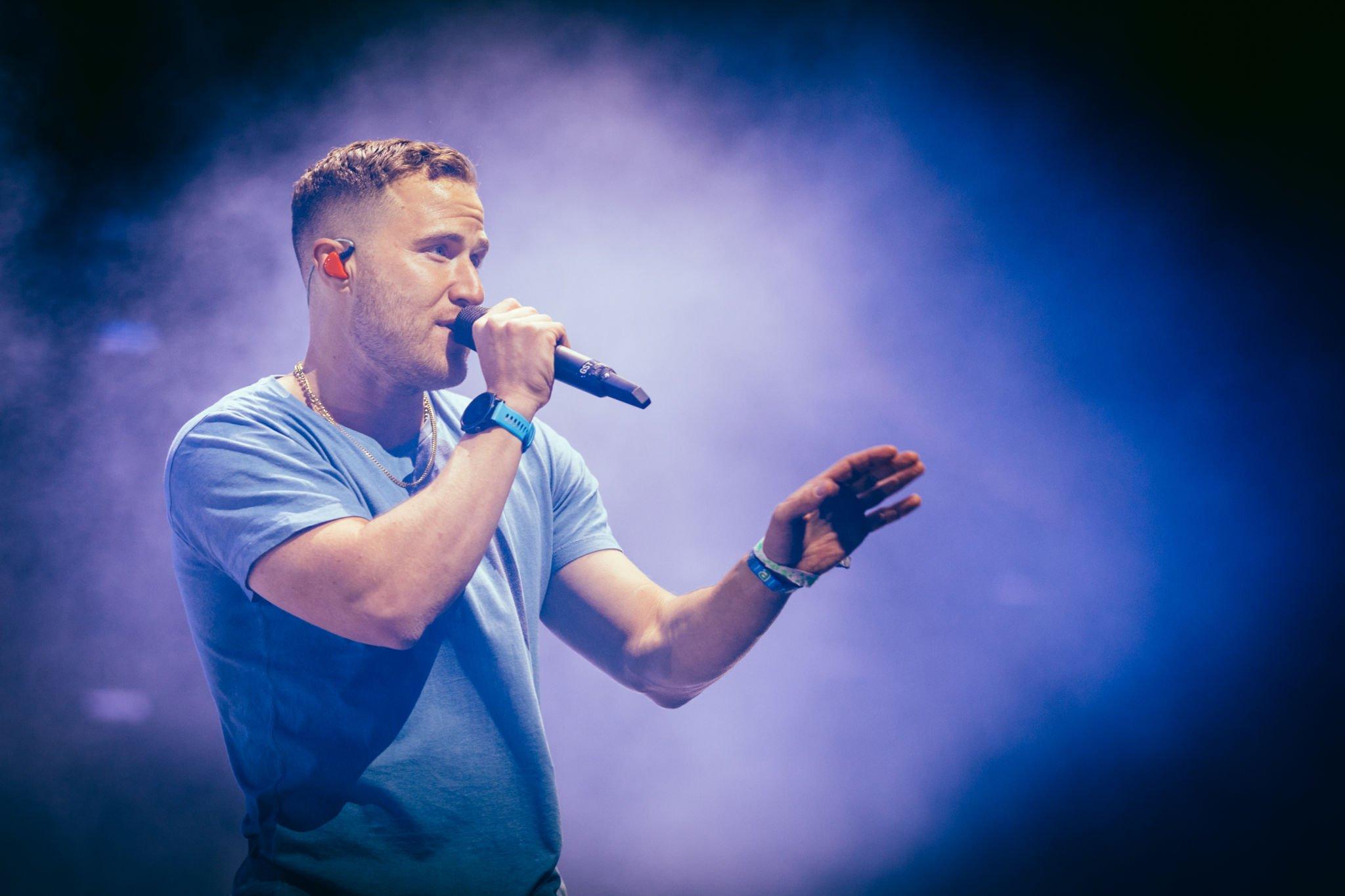 Mike Posner joins Big Sean onstage at 2022 Coachella to perform "Cooler Than Me"
 Mike Posner joins Big Sean onstage at 2022 Coachella to perform "Cooler Than Me"