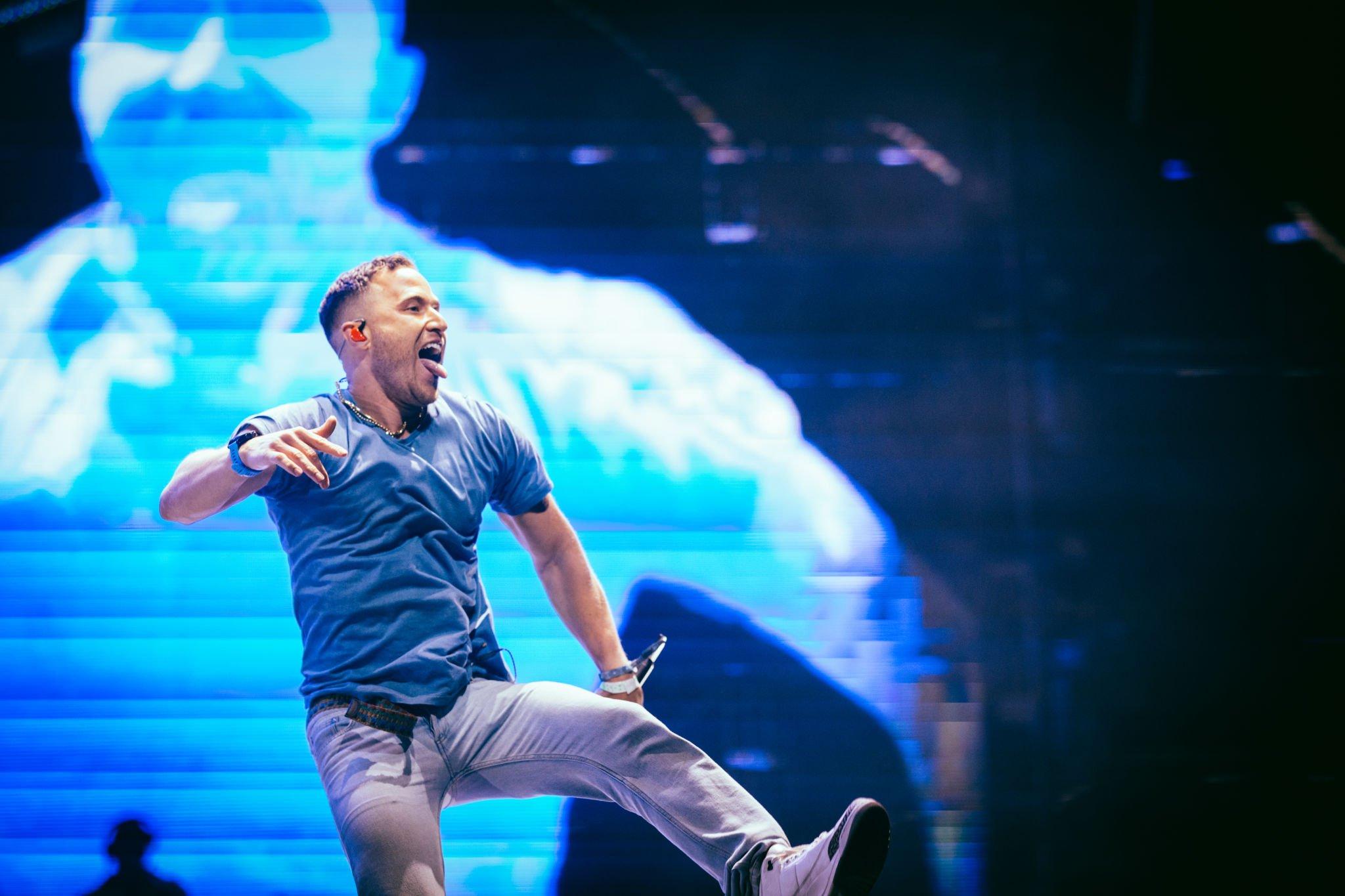 Mike Posner joins Big Sean onstage at 2022 Coachella to perform "Cooler Than Me"
 Mike Posner joins Big Sean onstage at 2022 Coachella to perform "Cooler Than Me"