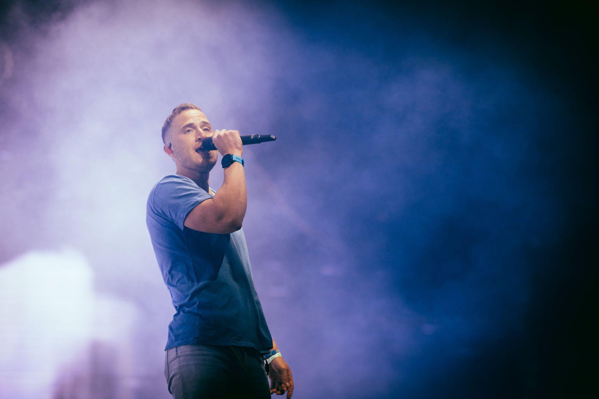 Mike Posner joins Big Sean onstage at 2022 Coachella to perform "Cooler Than Me"
 Mike Posner joins Big Sean onstage at 2022 Coachella to perform "Cooler Than Me"