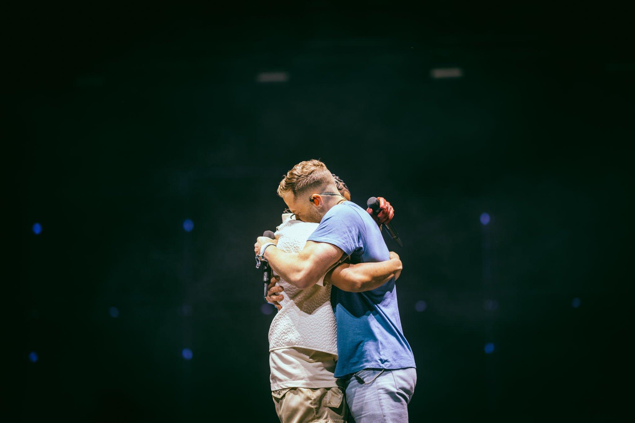 Mike Posner joins Big Sean onstage at 2022 Coachella to perform "Cooler Than Me"
 Mike Posner joins Big Sean onstage at 2022 Coachella to perform "Cooler Than Me"