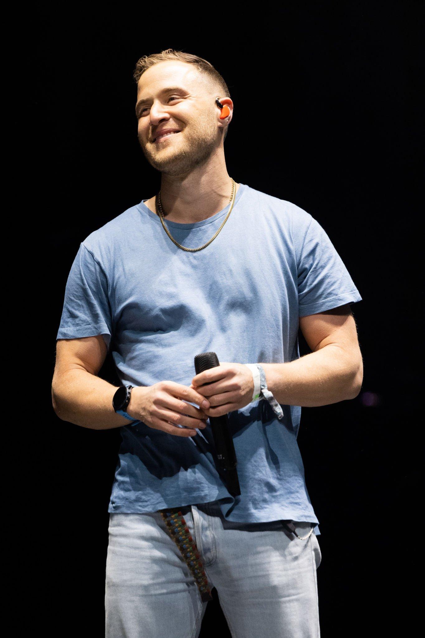 Mike Posner joins Big Sean onstage at 2022 Coachella to perform "Cooler Than Me"
 Mike Posner joins Big Sean onstage at 2022 Coachella to perform "Cooler Than Me"