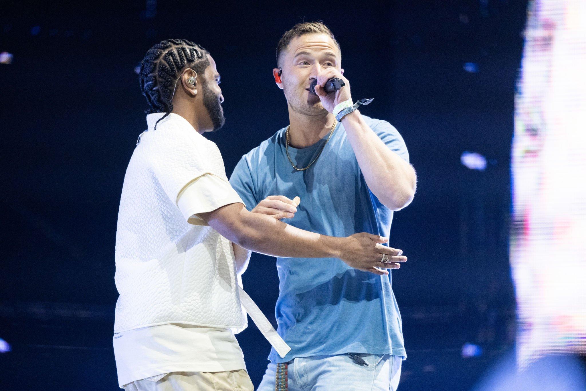Mike Posner joins Big Sean onstage at 2022 Coachella to perform "Cooler Than Me"
 Mike Posner joins Big Sean onstage at 2022 Coachella to perform "Cooler Than Me"