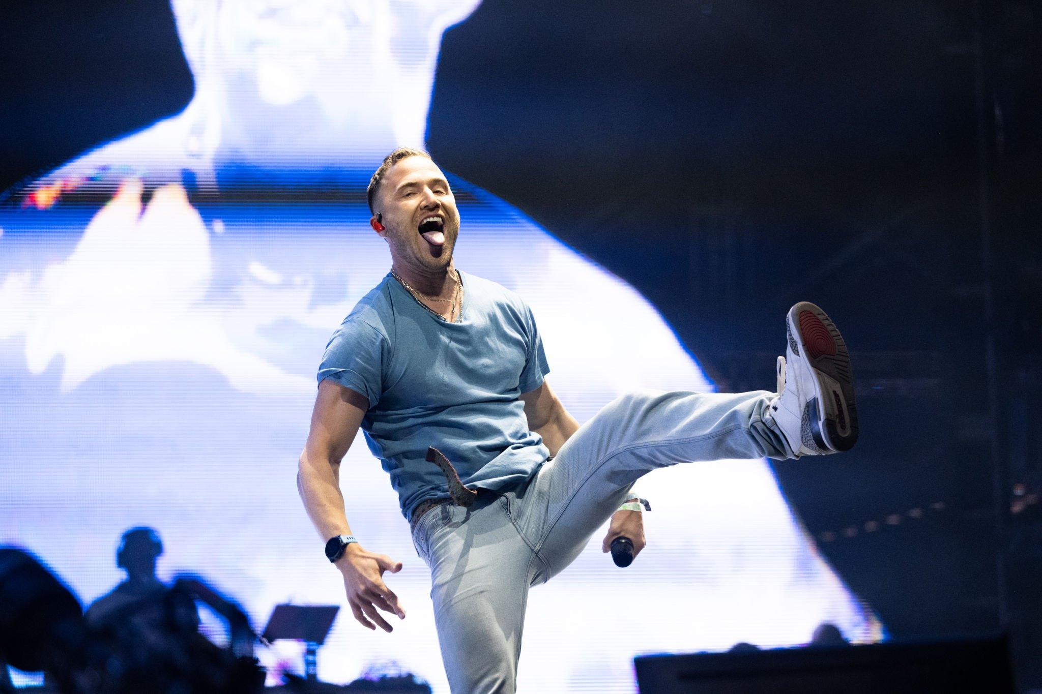 Mike Posner joins Big Sean onstage at 2022 Coachella to perform "Cooler Than Me"
 Mike Posner joins Big Sean onstage at 2022 Coachella to perform "Cooler Than Me"