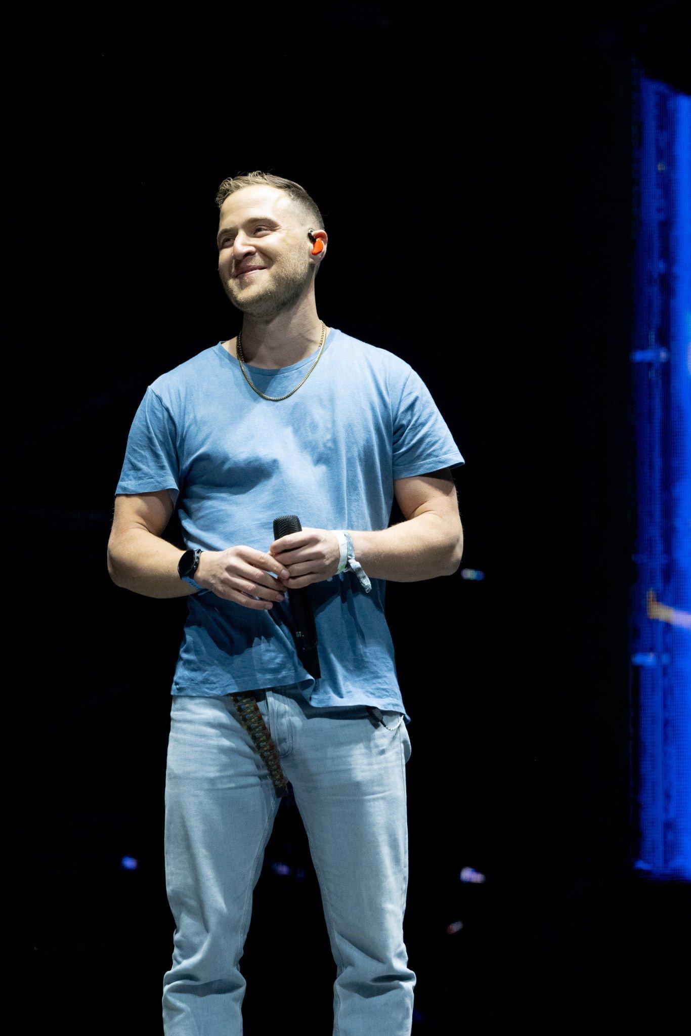Mike Posner joins Big Sean onstage at 2022 Coachella to perform "Cooler Than Me"
 Mike Posner joins Big Sean onstage at 2022 Coachella to perform "Cooler Than Me"