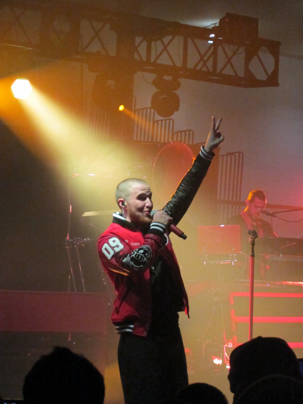Mike Posner performing at University of San Francisco's 2011 Fall Fest Concert October 1, 2011
hiddensparkles.wordpress.com
