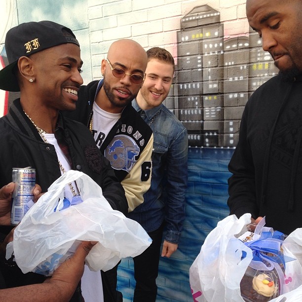 Big Sean, SayItAintTone, and Mike Posner at the FFOE mural at Dexter Check Cashing - Detroit, MI 9/21/13
Instagram @robxhirsch
