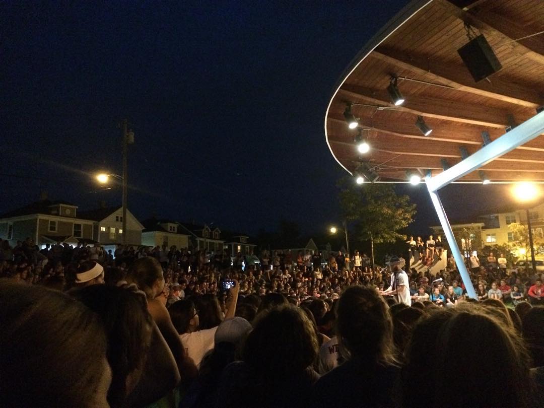 Mike Posner performing at ArtStreet Amphitheatre in Dayton, OH September 28, 2015
instagram.com/ellliescott
