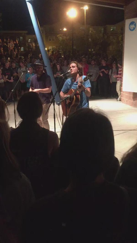 Mike Posner performing at ArtStreet Amphitheatre in Dayton, OH September 28, 2015
twitter.com/MakeitSNOW_
