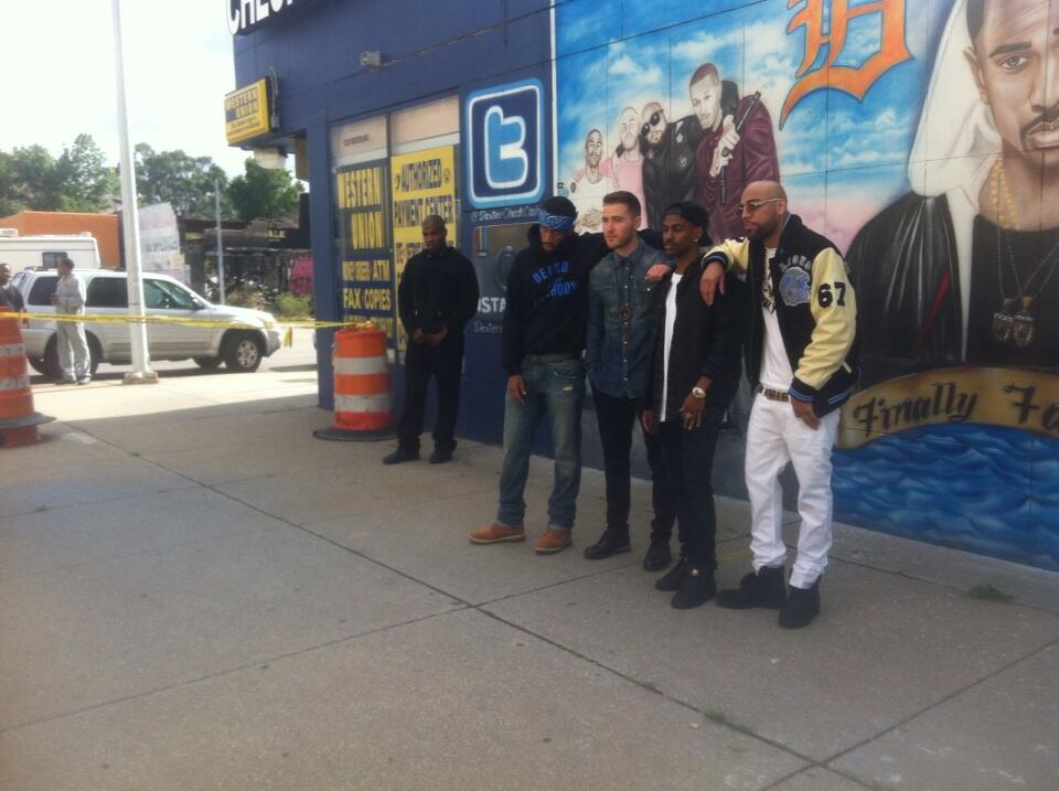 Earlly Mac, Mike Posner, Big Sean, and SayItAintTone at the FFOE mural at Dexter Check Cashing - Detroit, MI 9/21/13
Twitter @ClintShabo
