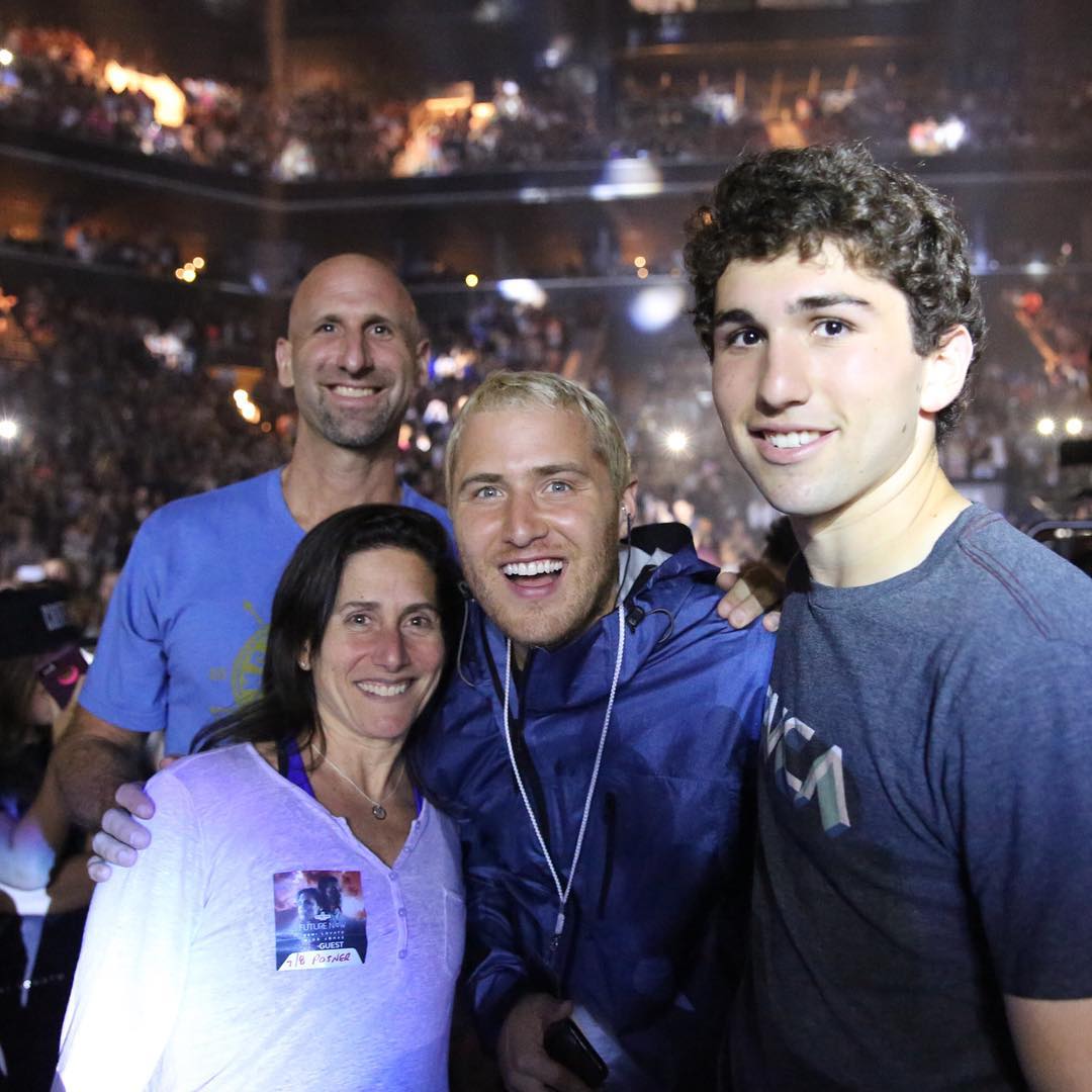 Mike Posner with his cousin Zach Samberg and family
 Mike Posner with his cousin Zach Samberg and family