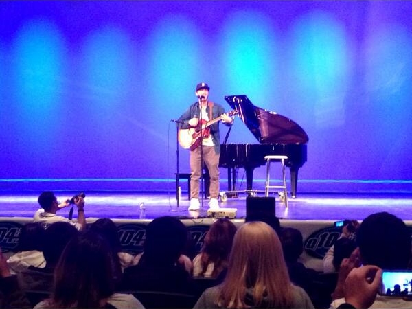 Mike Posner singing Grand Terrace High School in Grand Terrace, CA 5/22/14
Twitter @_AyoLeo
 Mike Posner singing Grand Terrace High School in Grand Terrace, CA 5/22/14
Twitter @_AyoLeo