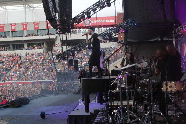 Mike-Posner-B96-SummerBash-2012-10.jpg
