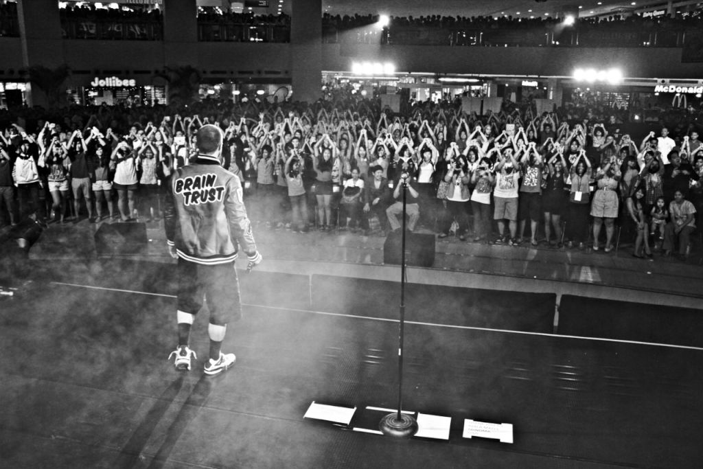 TRINOMA MALL, QUEZON CITY - Philippines 12/8/11
BRAINS UP!
Photo taken by Nicholas Black
