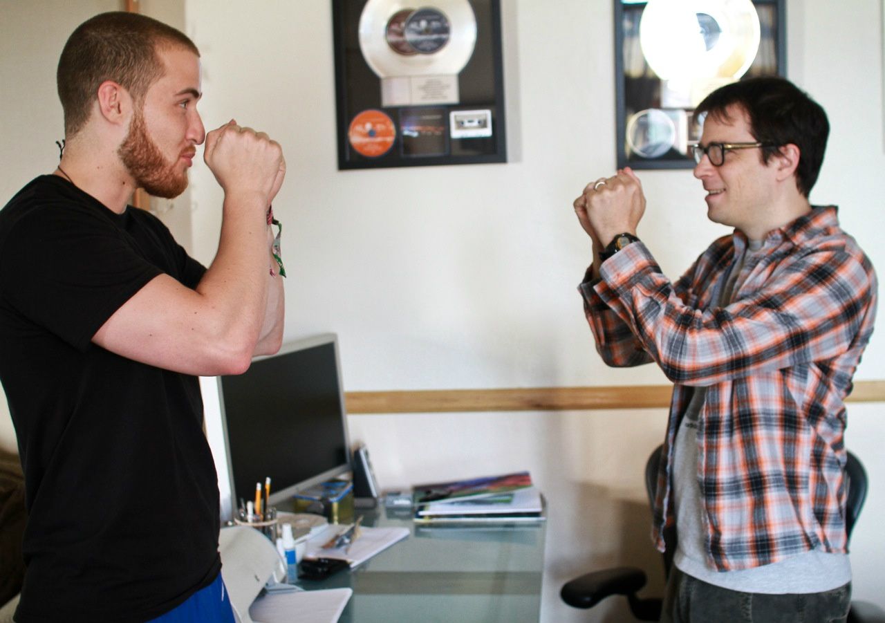 Mike Posner showing Rivers Cuomo Brains Up 8/25/11
Brains Up!
