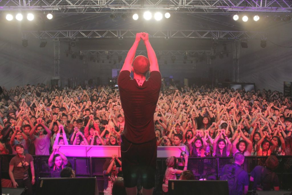 Mike Posner at UPHORIA Party with Sony - Singapore 12/3/11
BRAINS UP!
Photo taken by Nicholas Black
