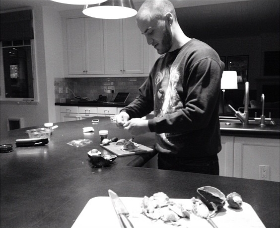 Mike Posner cutting and eating avacados, one of his favorite foods 10/12/2012
instagram.com/milofrank
