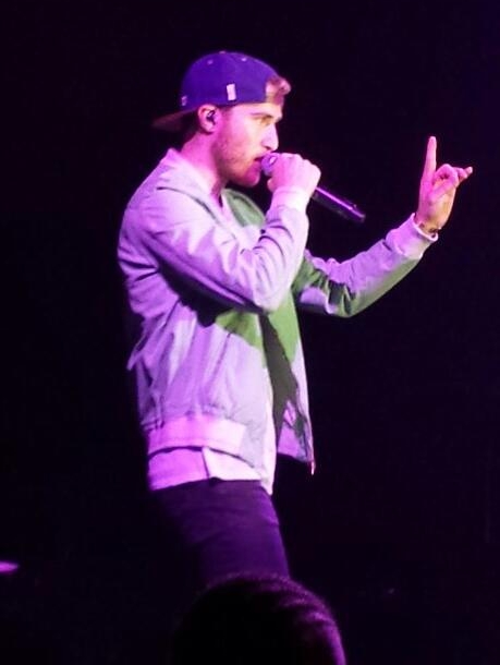 Mike Posner performaing at Albion College's Big Show 2014 in Albion, MI 4/21/14
Twitter @ayyitsdeee
