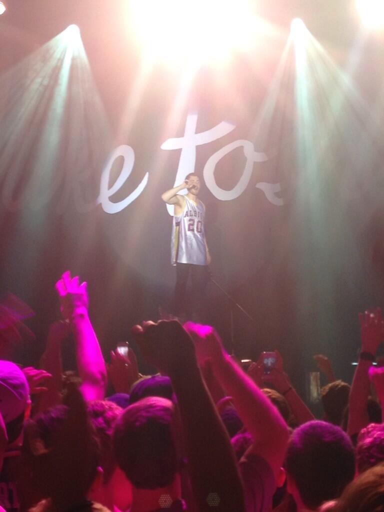Mike Posner performaing at Albion College's Big Show 2014 in Albion, MI 4/21/14
Twitter @Nberto15
