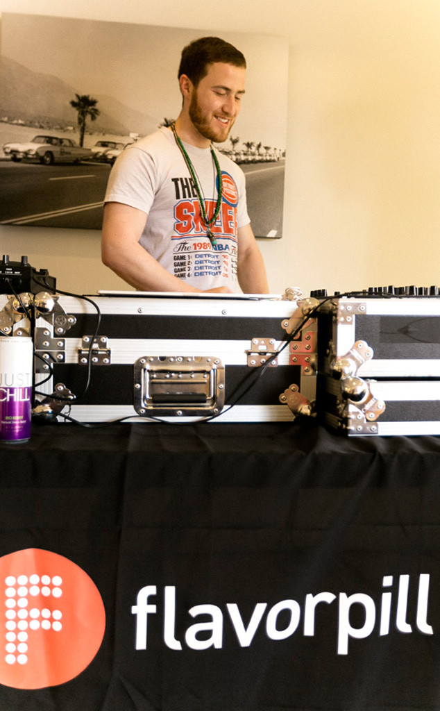 Mike Posner on the turntables at Coachella - Palm Springs, CA 4/13/13
Photo by Michael Mendoza
eonline.com
Mike Posner on the turntables at Coachella - Palm Springs, CA 4/13/13
Photo by Michael Mendoza
eonline.com