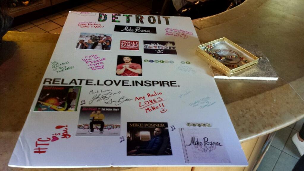 A fan named Angel made a poster, and gave 2 necklaces & a notebook to Mike Posner at his Unplugged Tour in Detroit, MI 4/6/14
Photo credit: Angel
Twitter @ABELIEBER143

