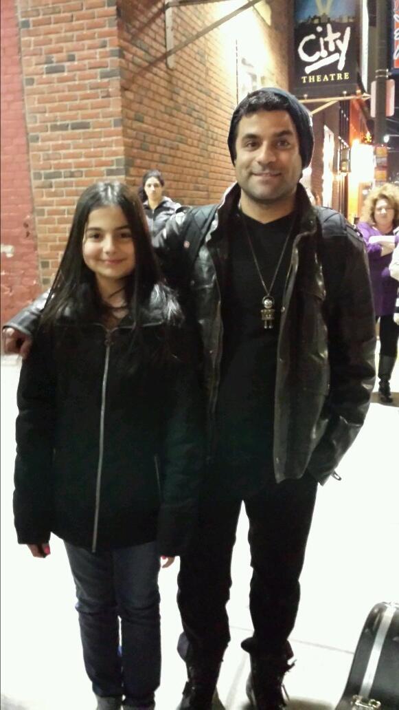 A fan named Angel met Mike Posner's guitarist Jake Moses at his Unplugged Tour in Detroit, MI 4/6/14
Photo credit: Angel
Twitter @ABELIEBER143
