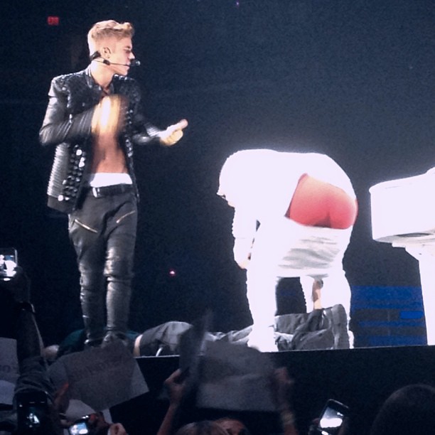 Mike Posner pranks Justin Bieber onstage during his performance on the Believe Tour in Indianapolis, IN 7/10/13
Instagram @thatjessgirrrl
