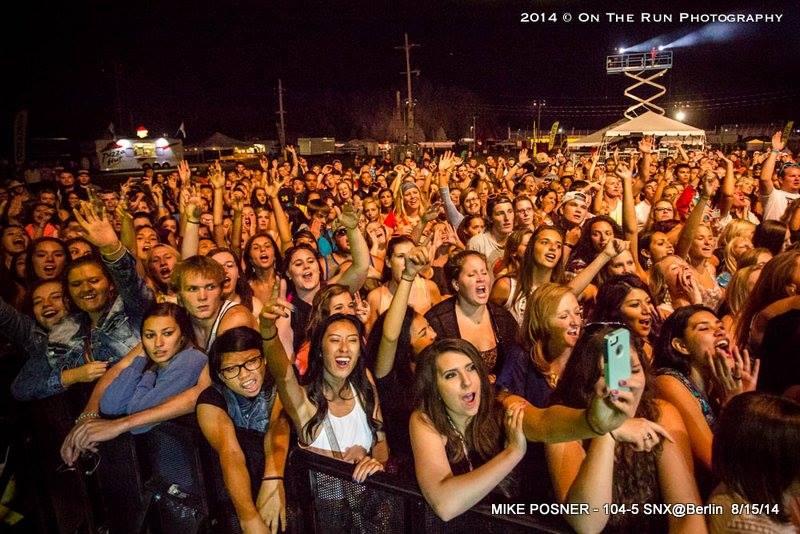 Mike Posner fans & crowd at 104.5 SNX Summer Music Festival in Marne, MI 8/15/2014
Photo by Eric Stoike
facebook.com/1045snx
