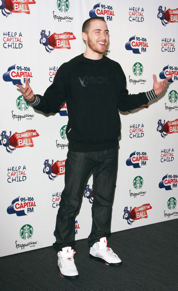 mike-posner-backstage-at-the-2011-summertime-ball-3.png